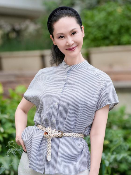 59岁于文华现状：与丈夫住农村，穿着朴素赶大集，享受田园生活__59岁于文华现状：与丈夫住农村，穿着朴素赶大集，享受田园生活