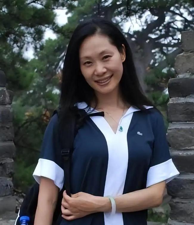 59岁于文华现状：与丈夫住农村，穿着朴素赶大集，享受田园生活_59岁于文华现状：与丈夫住农村，穿着朴素赶大集，享受田园生活_