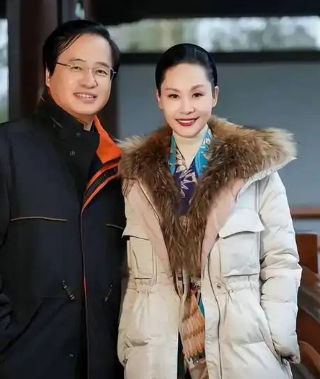 59岁于文华现状：与丈夫住农村，穿着朴素赶大集，享受田园生活__59岁于文华现状：与丈夫住农村，穿着朴素赶大集，享受田园生活