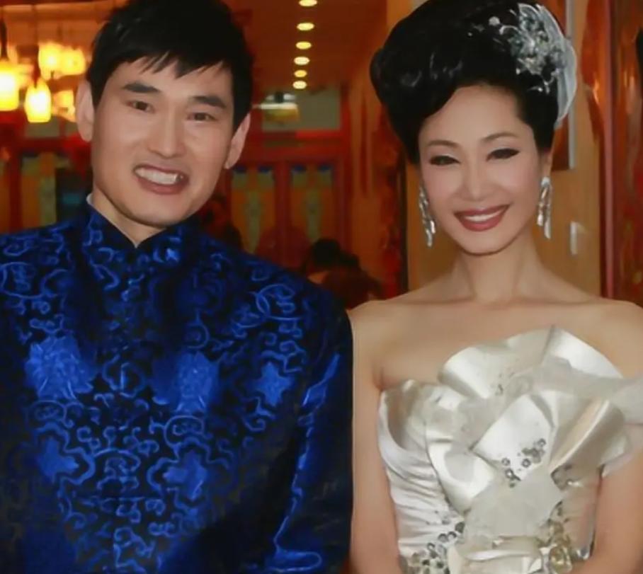 59岁于文华现状：与丈夫住农村，穿着朴素赶大集，享受田园生活__59岁于文华现状：与丈夫住农村，穿着朴素赶大集，享受田园生活