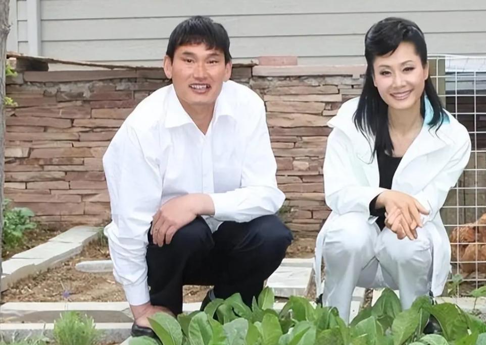 _59岁于文华现状：与丈夫住农村，穿着朴素赶大集，享受田园生活_59岁于文华现状：与丈夫住农村，穿着朴素赶大集，享受田园生活