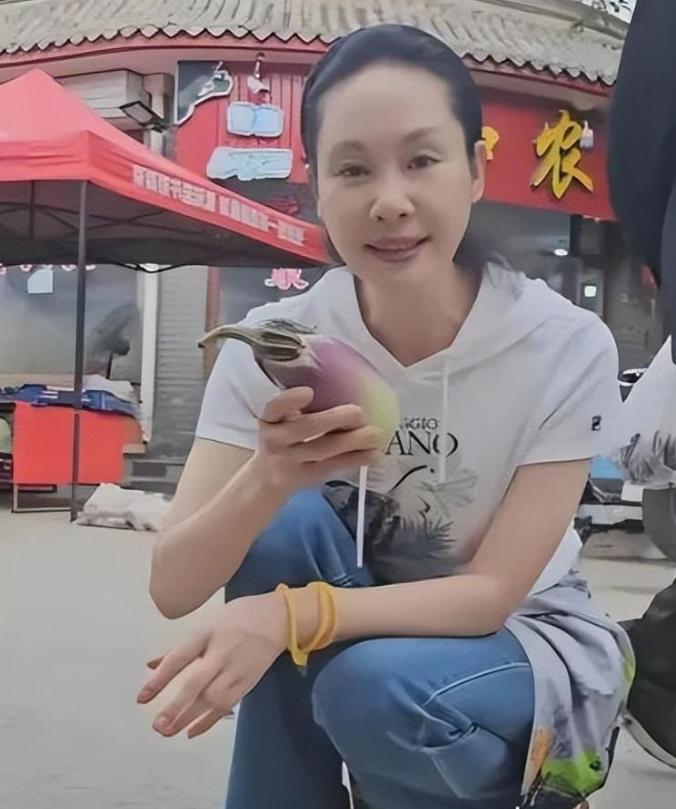 _59岁于文华现状：与丈夫住农村，穿着朴素赶大集，享受田园生活_59岁于文华现状：与丈夫住农村，穿着朴素赶大集，享受田园生活