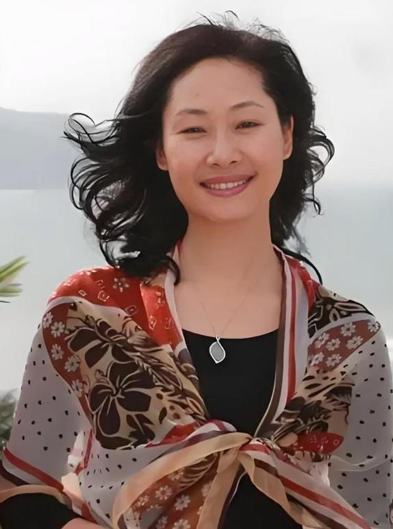 59岁于文华现状：与丈夫住农村，穿着朴素赶大集，享受田园生活__59岁于文华现状：与丈夫住农村，穿着朴素赶大集，享受田园生活