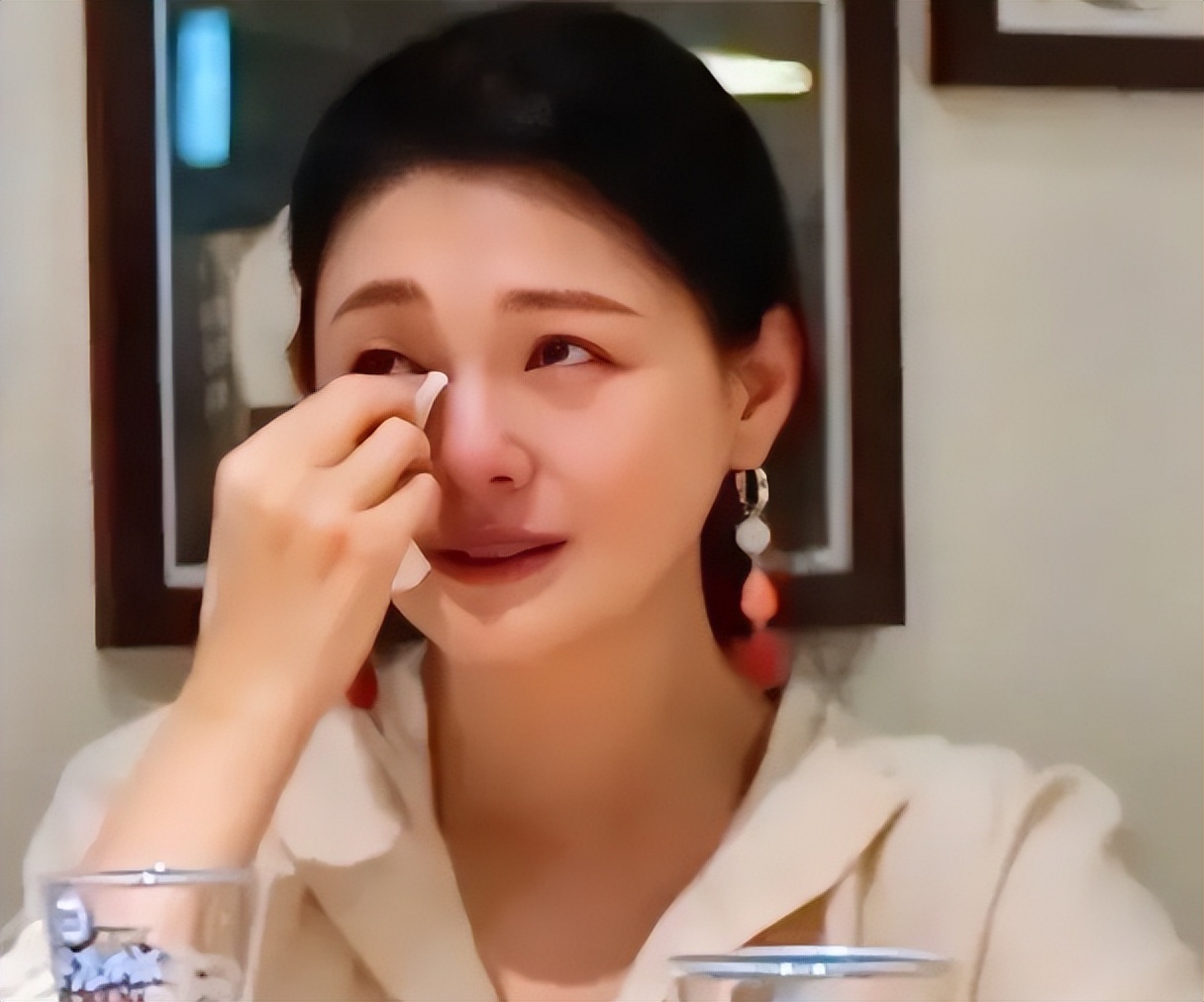 大S周年祭成闹剧:雕像翻车、小S狂笑不合时宜、儿女缺席令人寒心__大S周年祭成闹剧:雕像翻车、小S狂笑不合时宜、儿女缺席令人寒心