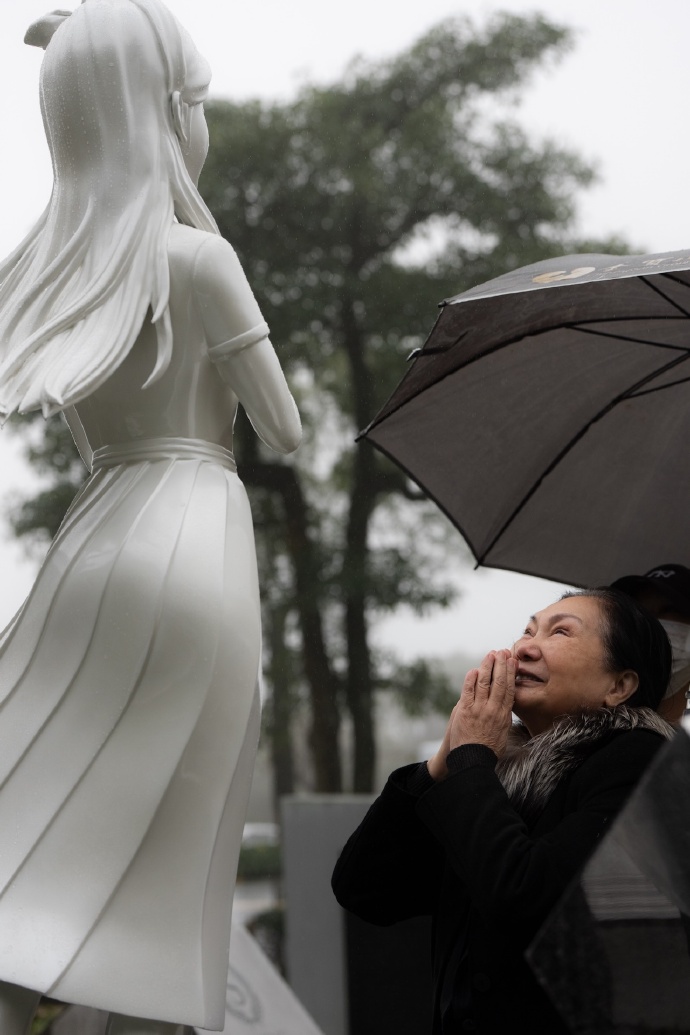 大S周年祭成闹剧:雕像翻车、小S狂笑不合时宜、儿女缺席令人寒心_大S周年祭成闹剧:雕像翻车、小S狂笑不合时宜、儿女缺席令人寒心_