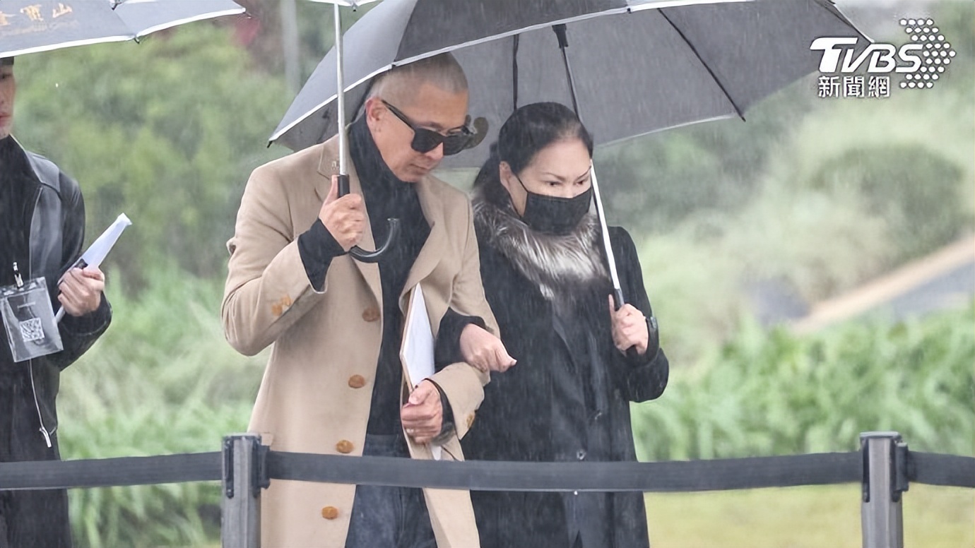 大S周年祭成闹剧:雕像翻车、小S狂笑不合时宜、儿女缺席令人寒心__大S周年祭成闹剧:雕像翻车、小S狂笑不合时宜、儿女缺席令人寒心