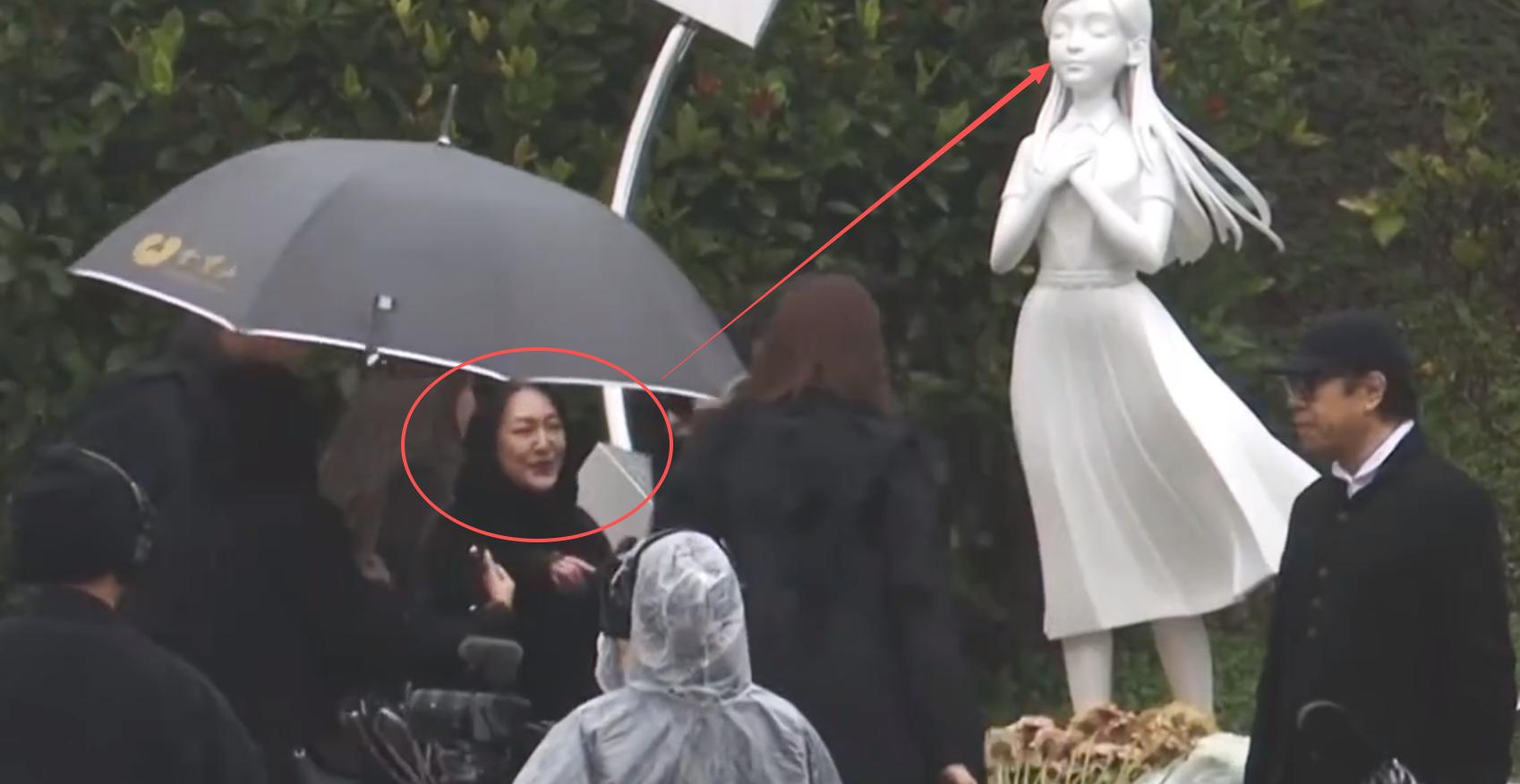 大S周年祭成闹剧:雕像翻车、小S狂笑不合时宜、儿女缺席令人寒心_大S周年祭成闹剧:雕像翻车、小S狂笑不合时宜、儿女缺席令人寒心_