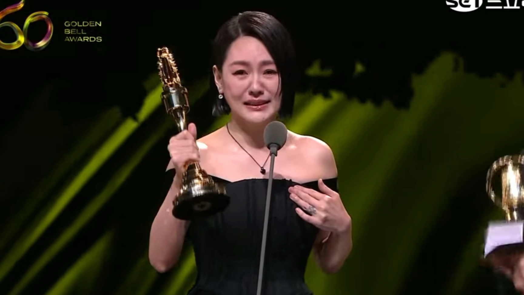 大S周年祭成闹剧:雕像翻车、小S狂笑不合时宜、儿女缺席令人寒心__大S周年祭成闹剧:雕像翻车、小S狂笑不合时宜、儿女缺席令人寒心