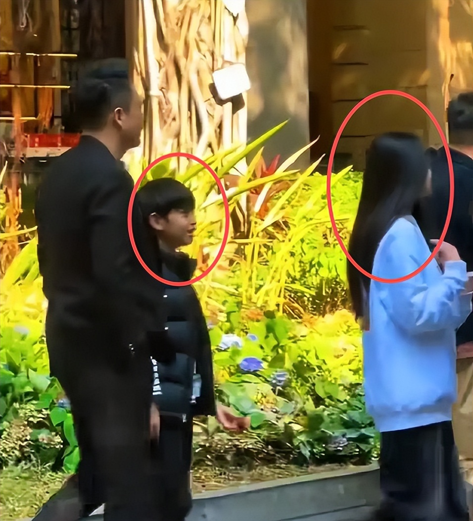 大S周年祭成闹剧:雕像翻车、小S狂笑不合时宜、儿女缺席令人寒心_大S周年祭成闹剧:雕像翻车、小S狂笑不合时宜、儿女缺席令人寒心_