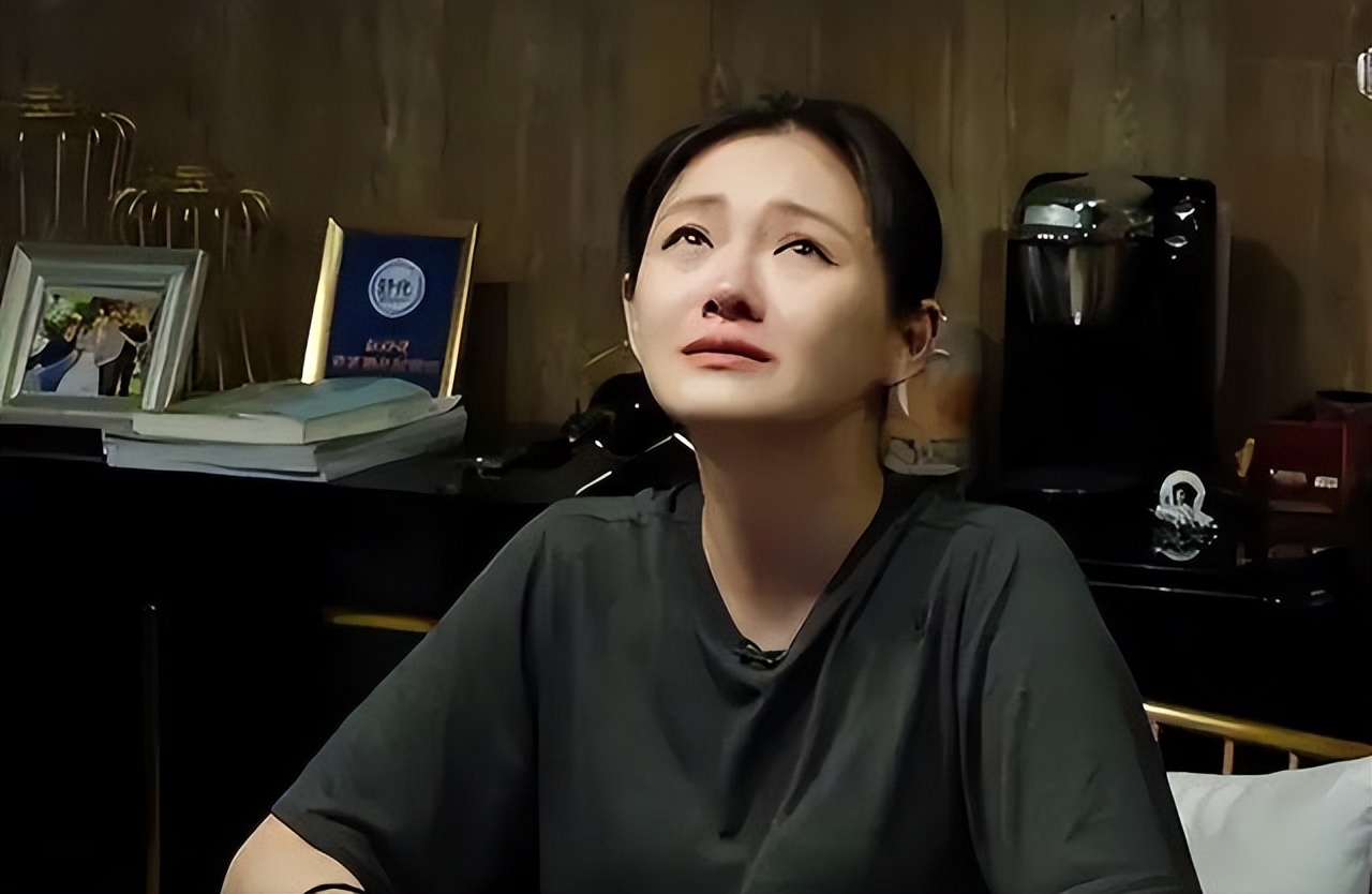 大S周年祭成闹剧:雕像翻车、小S狂笑不合时宜、儿女缺席令人寒心_大S周年祭成闹剧:雕像翻车、小S狂笑不合时宜、儿女缺席令人寒心_