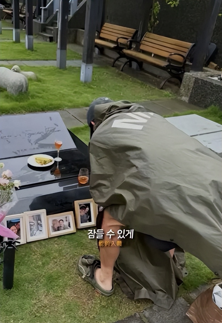 大S周年祭成闹剧:雕像翻车、小S狂笑不合时宜、儿女缺席令人寒心__大S周年祭成闹剧:雕像翻车、小S狂笑不合时宜、儿女缺席令人寒心