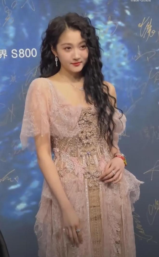 _杨紫微博之夜红毯_杨紫戛纳红毯