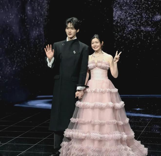 杨紫微博之夜红毯__杨紫戛纳红毯