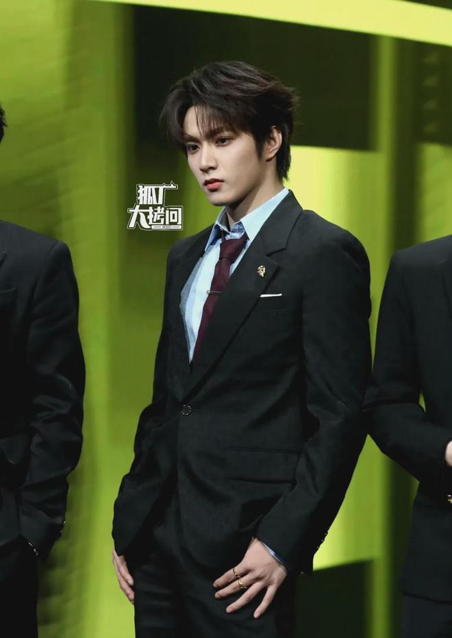 _杨紫戛纳红毯_杨紫微博之夜红毯