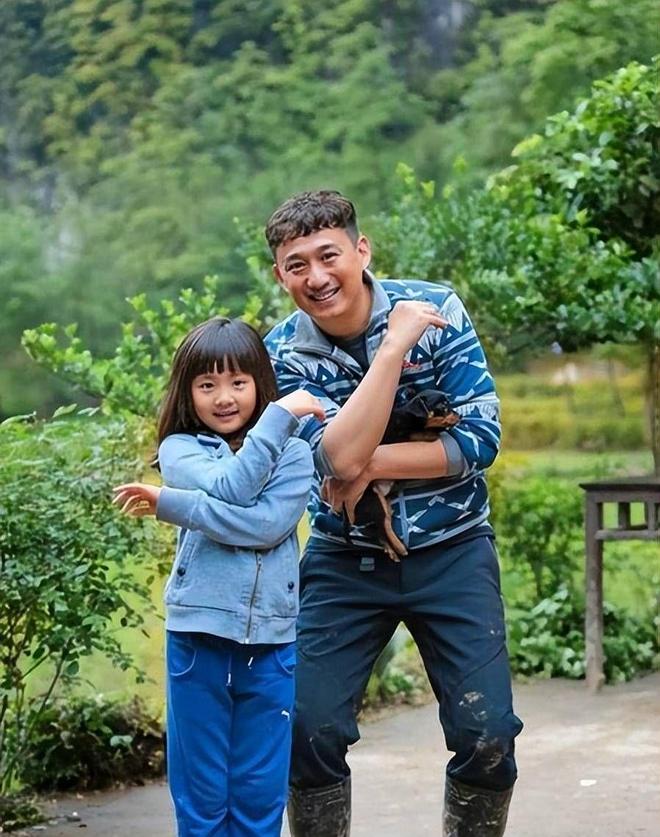 黄多多晒20岁生日照，用最新款手机生活富足，美国公寓装修高档_黄多多晒20岁生日照，用最新款手机生活富足，美国公寓装修高档_