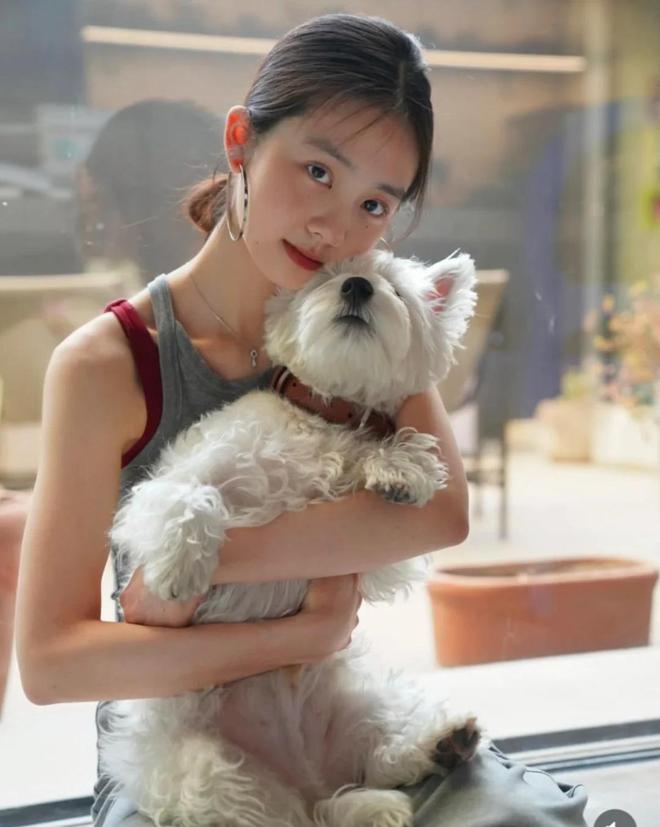 _黄多多晒20岁生日照，用最新款手机生活富足，美国公寓装修高档_黄多多晒20岁生日照，用最新款手机生活富足，美国公寓装修高档