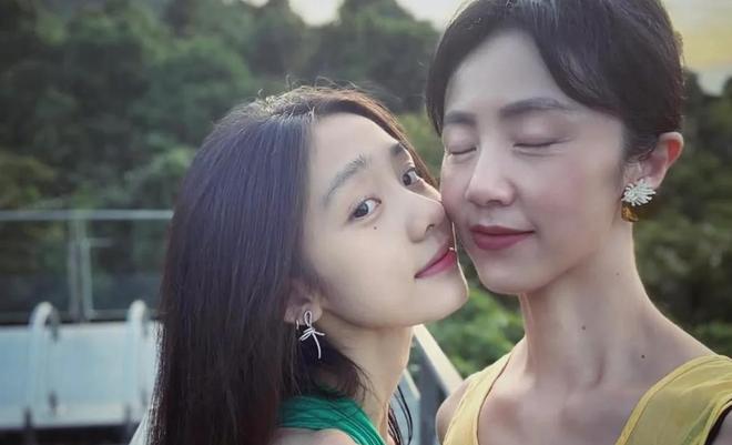 黄多多晒20岁生日照，用最新款手机生活富足，美国公寓装修高档__黄多多晒20岁生日照，用最新款手机生活富足，美国公寓装修高档