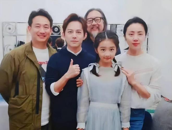 黄多多晒20岁生日照，用最新款手机生活富足，美国公寓装修高档_黄多多晒20岁生日照，用最新款手机生活富足，美国公寓装修高档_