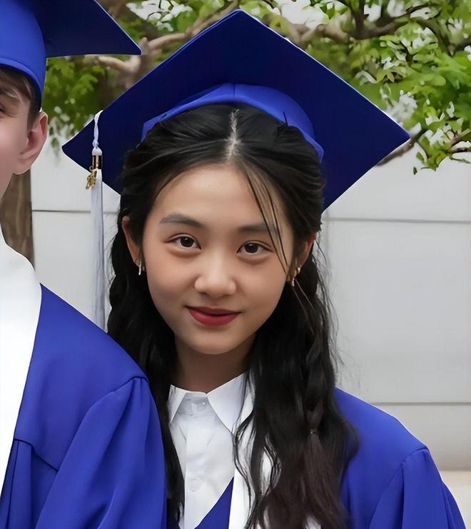 _黄多多晒20岁生日照，用最新款手机生活富足，美国公寓装修高档_黄多多晒20岁生日照，用最新款手机生活富足，美国公寓装修高档