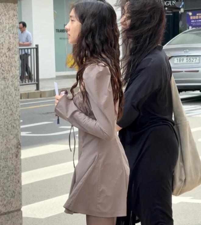 黄多多晒20岁生日照，用最新款手机生活富足，美国公寓装修高档__黄多多晒20岁生日照，用最新款手机生活富足，美国公寓装修高档