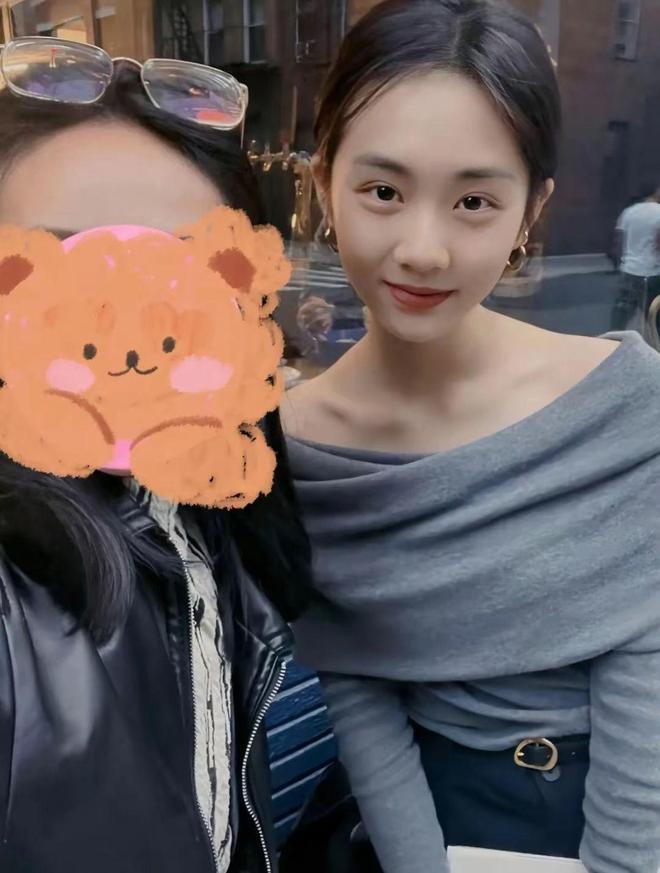 _黄多多晒20岁生日照，用最新款手机生活富足，美国公寓装修高档_黄多多晒20岁生日照，用最新款手机生活富足，美国公寓装修高档