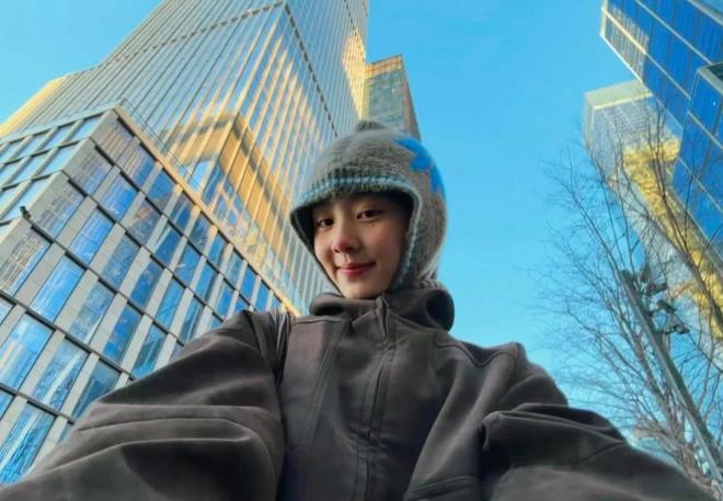 黄多多晒20岁生日照，用最新款手机生活富足，美国公寓装修高档__黄多多晒20岁生日照，用最新款手机生活富足，美国公寓装修高档