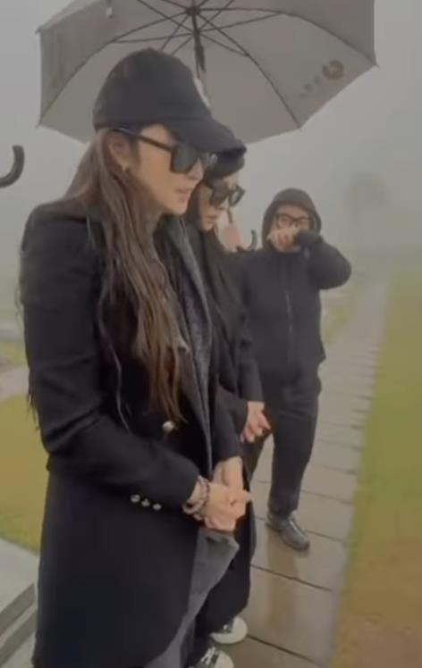 悼念照片亲人__悼念朋友的图片发到朋友圈好吗