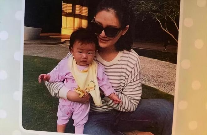 玥儿什么都懂,最新露面穿黑衣服,表情严肃显哀伤_玥儿什么都懂,最新露面穿黑衣服,表情严肃显哀伤_