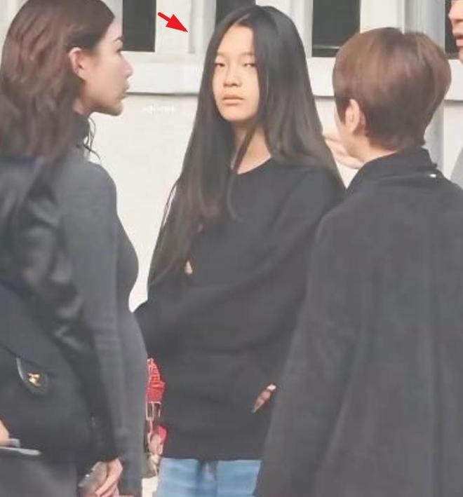 玥儿什么都懂,最新露面穿黑衣服,表情严肃显哀伤__玥儿什么都懂,最新露面穿黑衣服,表情严肃显哀伤