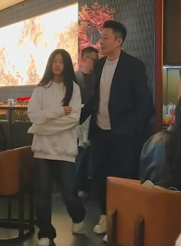 _玥儿什么都懂,最新露面穿黑衣服,表情严肃显哀伤_玥儿什么都懂,最新露面穿黑衣服,表情严肃显哀伤