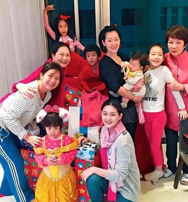 玥儿什么都懂,最新露面穿黑衣服,表情严肃显哀伤__玥儿什么都懂,最新露面穿黑衣服,表情严肃显哀伤