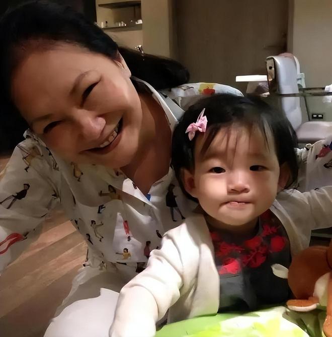 玥儿什么都懂,最新露面穿黑衣服,表情严肃显哀伤__玥儿什么都懂,最新露面穿黑衣服,表情严肃显哀伤