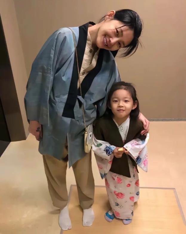 _玥儿什么都懂,最新露面穿黑衣服,表情严肃显哀伤_玥儿什么都懂,最新露面穿黑衣服,表情严肃显哀伤