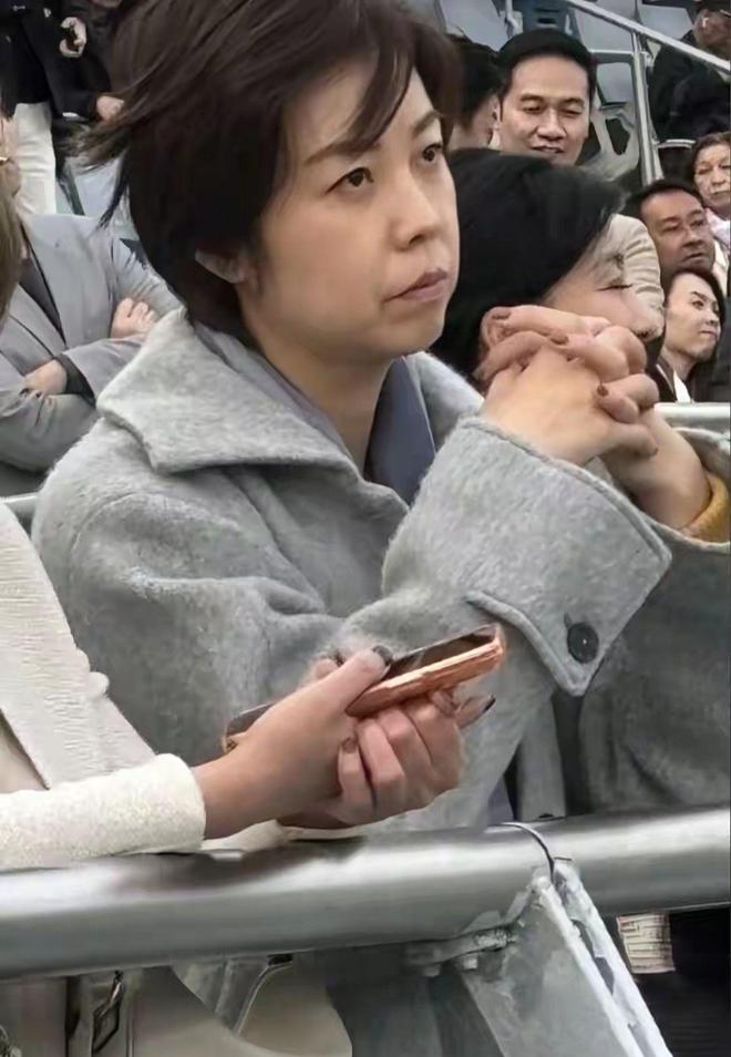 _张怡宁夫妇罕见同框!现身香港赛马场,气场自带结界_张怡宁夫妇罕见同框!现身香港赛马场,气场自带结界