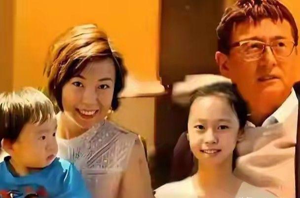 张怡宁夫妇罕见同框!现身香港赛马场,气场自带结界__张怡宁夫妇罕见同框!现身香港赛马场,气场自带结界