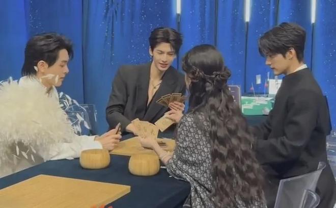 如何成为社交达人__黄晓明剧组签名照