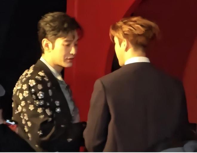 黄晓明剧组签名照_如何成为社交达人_