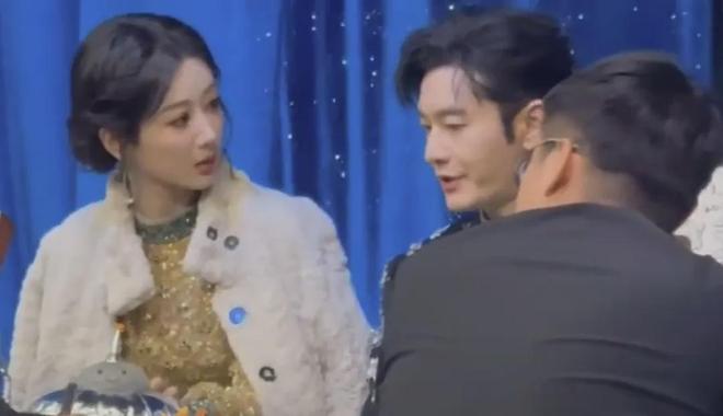 如何成为社交达人_黄晓明剧组签名照_