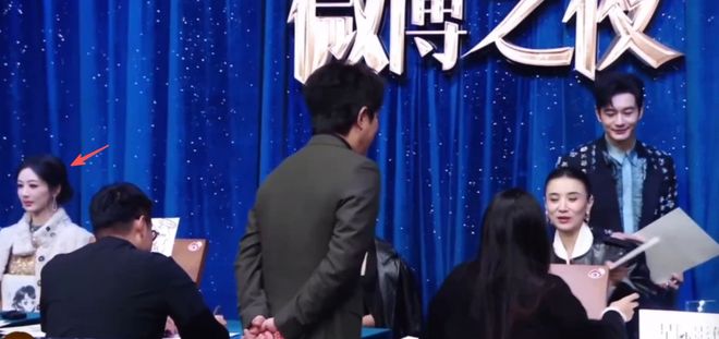 _如何成为社交达人_黄晓明剧组签名照