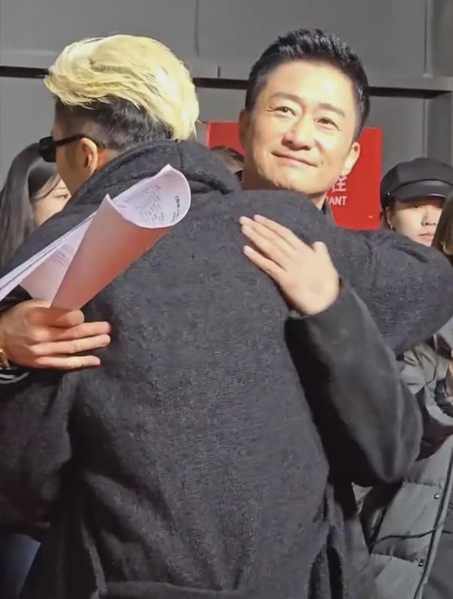 _黄晓明剧组签名照_如何成为社交达人