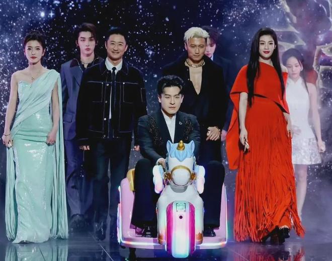 _如何成为社交达人_黄晓明剧组签名照