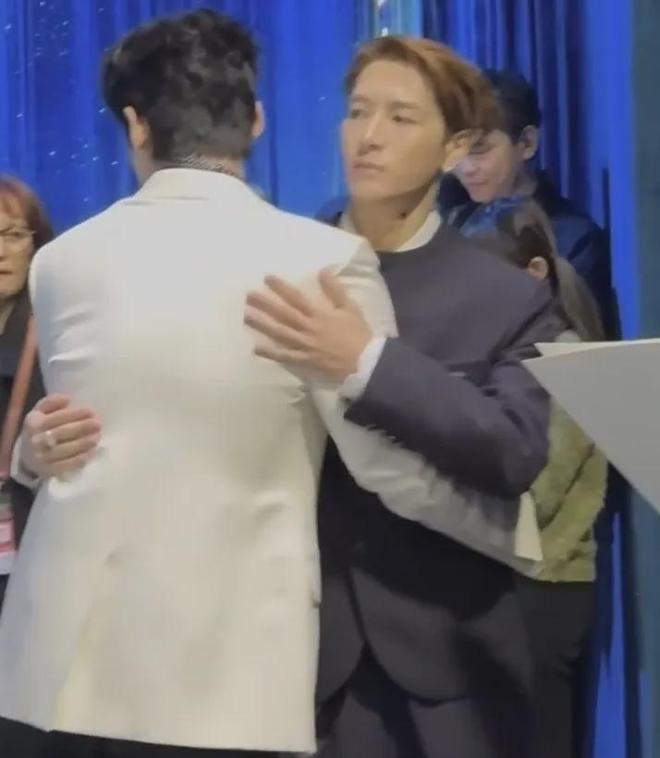 如何成为社交达人_黄晓明剧组签名照_