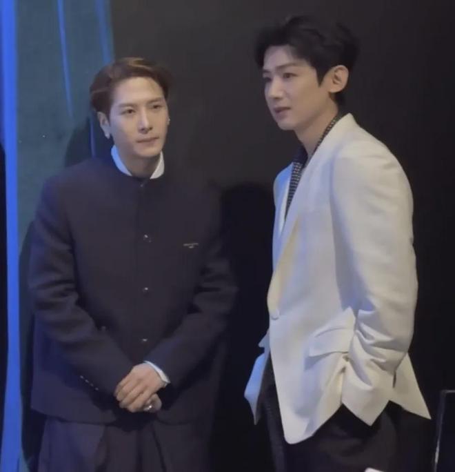 如何成为社交达人__黄晓明剧组签名照