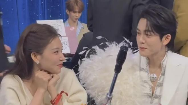 如何成为社交达人_黄晓明剧组签名照_