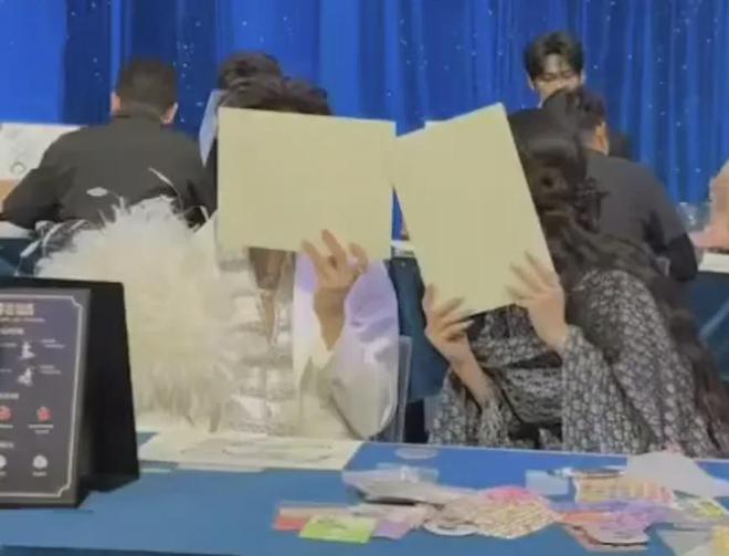 如何成为社交达人_黄晓明剧组签名照_