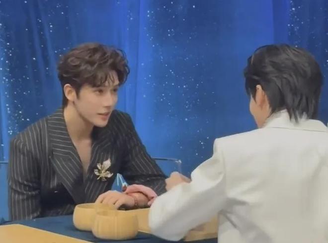 如何成为社交达人_黄晓明剧组签名照_