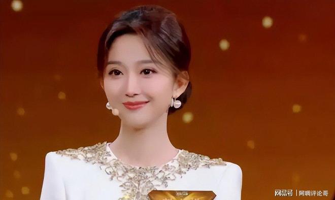 春晚主持界领军人物回归，网友期待已久的时刻到来__春晚主持界领军人物回归，网友期待已久的时刻到来