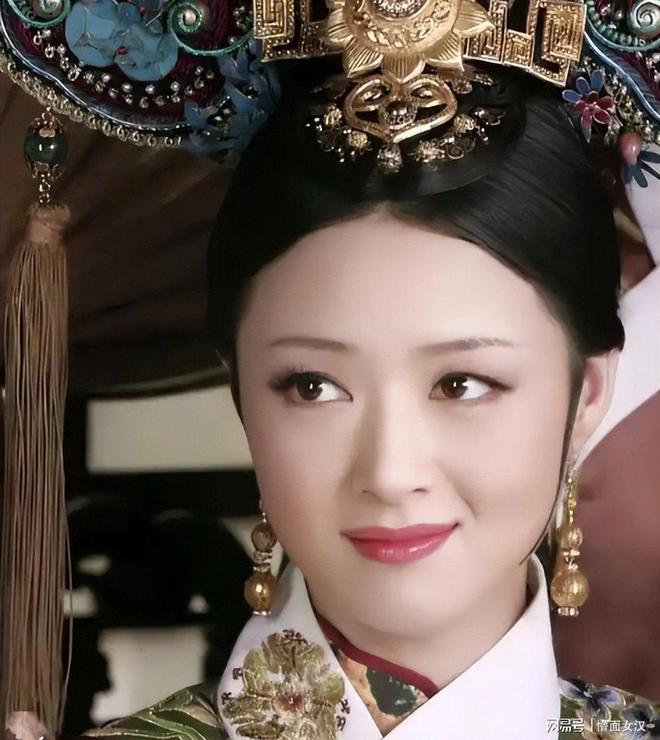 蒋欣山东被偶遇，素颜疲惫一脸老态，收粉丝礼物表情不耐烦__蒋欣山东被偶遇，素颜疲惫一脸老态，收粉丝礼物表情不耐烦