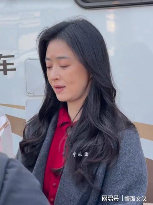 蒋欣山东被偶遇，素颜疲惫一脸老态，收粉丝礼物表情不耐烦_蒋欣山东被偶遇，素颜疲惫一脸老态，收粉丝礼物表情不耐烦_