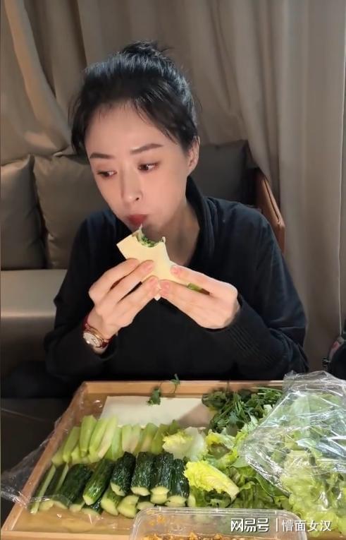 _蒋欣山东被偶遇，素颜疲惫一脸老态，收粉丝礼物表情不耐烦_蒋欣山东被偶遇，素颜疲惫一脸老态，收粉丝礼物表情不耐烦